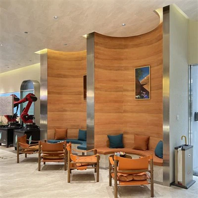 Flexible Wandfliesen aus Stampflehm für den Innenbereich